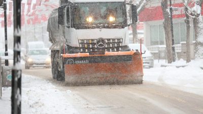 Aksaray’da etkili olan yoğun kar yağışıyla birlikte belediye ekipleri 60