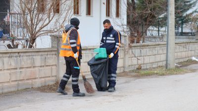 Aksaray Belediyesi, Ereğlikapı Mahallesi’nde başlattığı peyzaj düzenlemeleri, kaldırım temizliği, genel