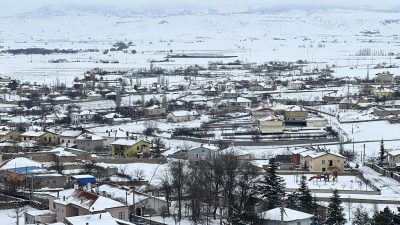 Demirci Belediyesi, ilçede etkili olan kar yağışının ardından bölgenin beyaz