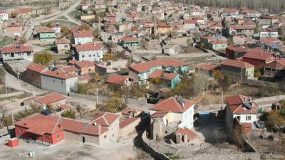 Aksaray’ın Demirci beldesinde uzun yıllardır gündemde olan mesken evleriyle ilgili