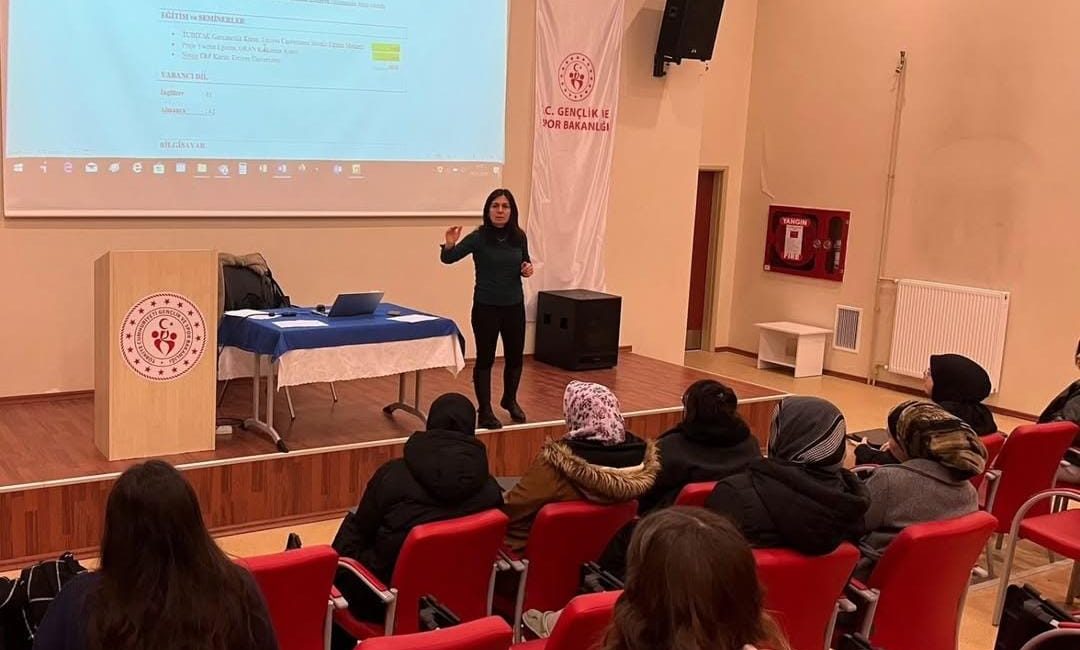 Aksaray Gençlik Merkezi, gençlerin iş hayatına adım atarken ihtiyaç duydukları