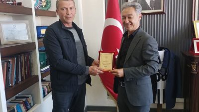 Eskil Belediye Başkanı Mustafa Zavlak, düzenlenen futbol turnuvasına katılan takımlara