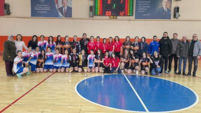 Aksaray'da düzenlenen okul sporları genç kızlar futsal il birinciliği müsabakaları