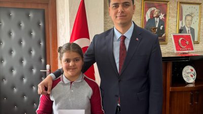 Güzelyurt Kaymakamı Muammer Yetiş, İstiklal Marşı konulu resim yarışmasında Türkiye