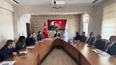 Güzelyurt Kaymakamı Muammer Yetiş, ilçedeki kurum müdürleriyle birlikte önemli bir