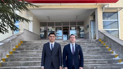 Niğde Çiftlik Kaymakamı Batuhan Sarıoğlu, Güzelyurt Kaymakamı Muammer Yetiş’i makamında