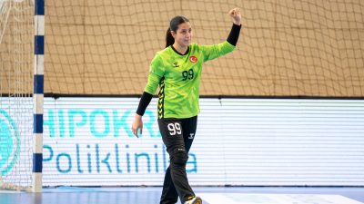 Aksaray Belediyespor Hentbol Takımı’nın genç yetenekleri Dilek Kestek ve kaleci