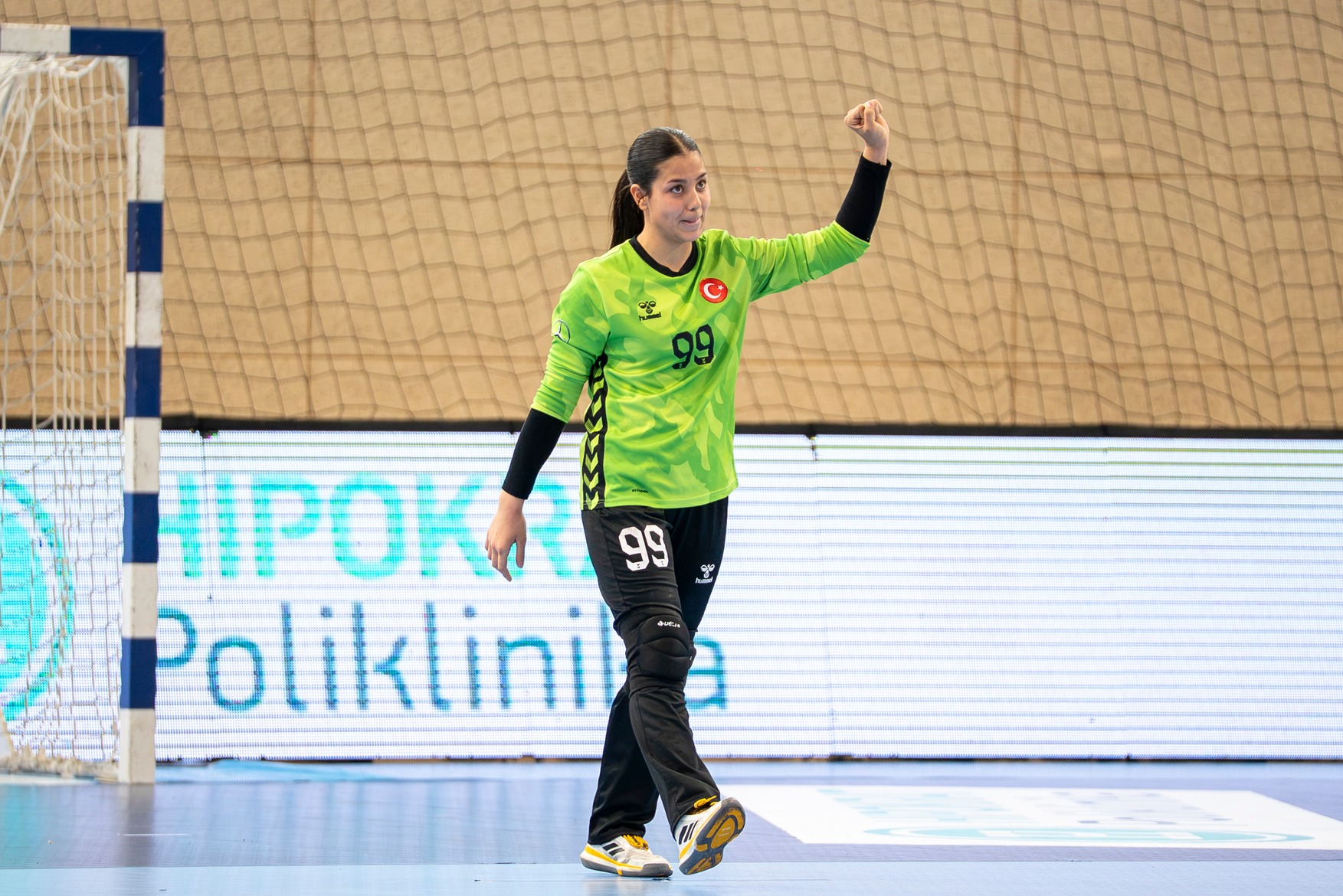 Aksaray Belediyespor Hentbol Takımı’nın genç yetenekleri Dilek Kestek ve kaleci