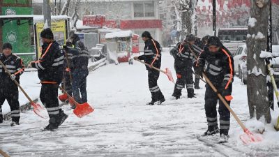 Aksaray’da beklenen kar yağışı etkisini gösterdi ve şehir beyaz bir