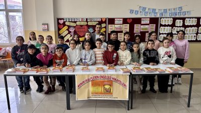 Kırşehir'de ilkokul öğrencileri, farkındalık oluşturmak amacıyla kaleme aldıkları "Minik Kalplerin