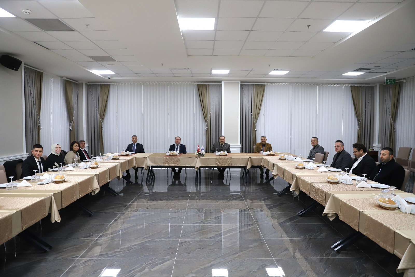 Arıbaş, akademik başarı gösteren isimlerle kahvaltıda buluştu