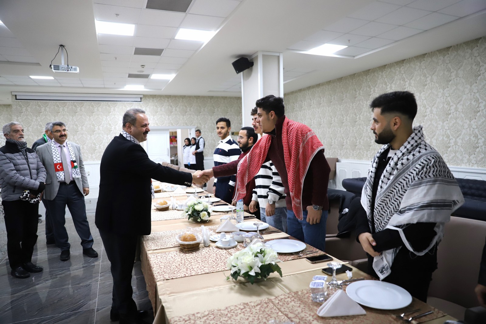 Arıbaş, Filistinli öğrencilerle bir araya geldi