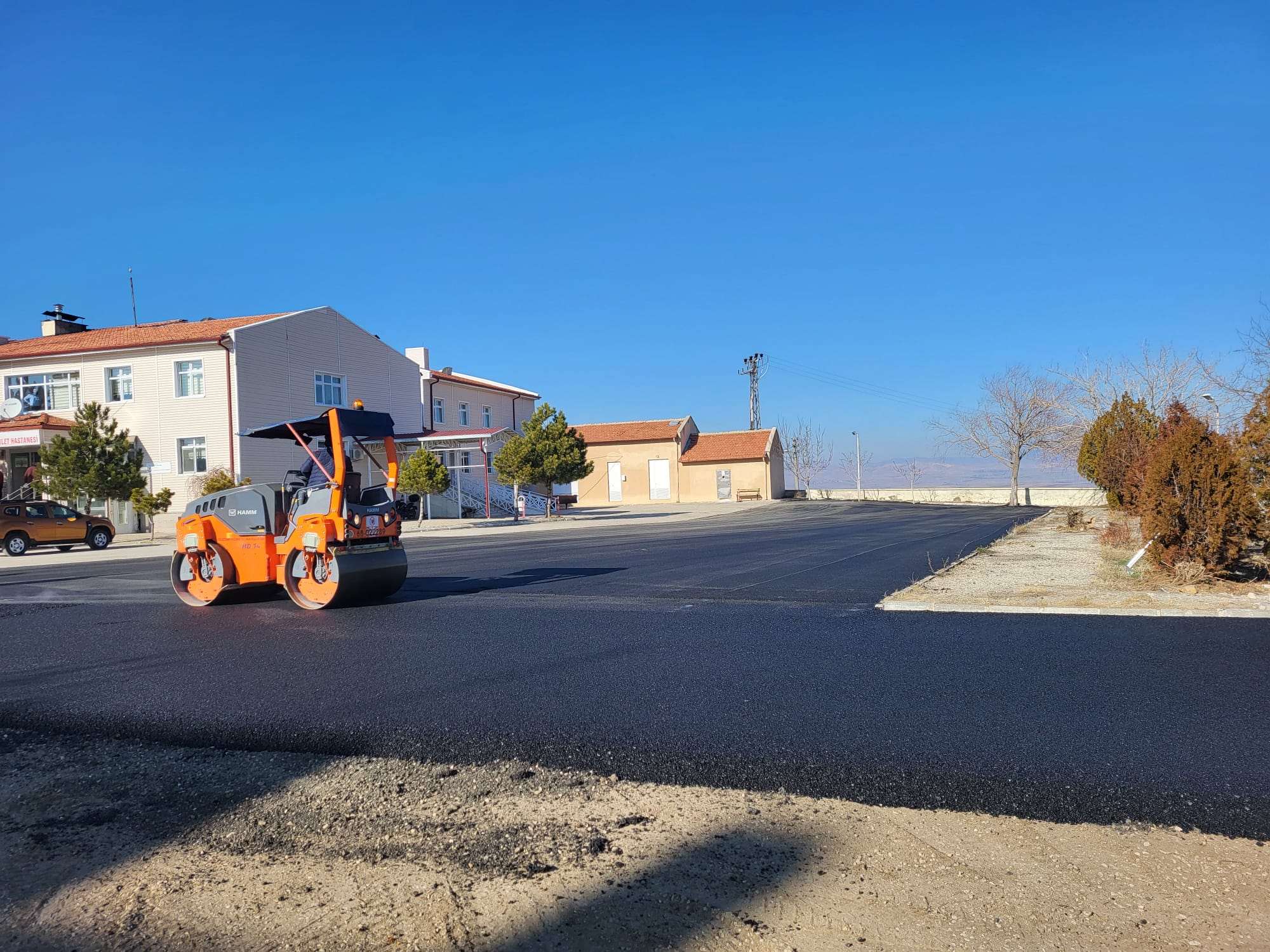 Sarıyahşi Devlet Hastanesi’nde ulaşımda yeni dönem: 1300 m2 sıcak asfalt tamamlandı!