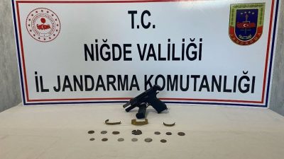Niğde'nin Çukurkuyu beldesinde düzenlenen operasyonda tarihi eser olduğu değerlendirilen 16