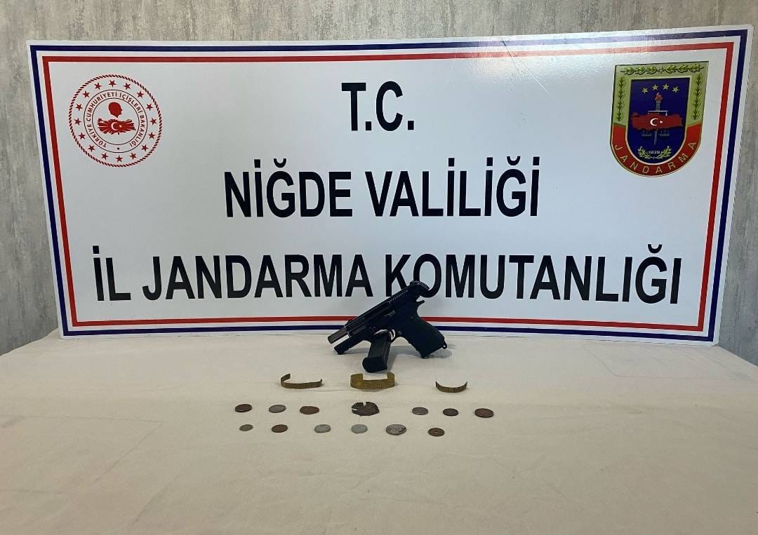 Niğde'nin Çukurkuyu beldesinde düzenlenen operasyonda tarihi eser olduğu değerlendirilen 16