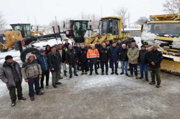 Aksaray karla kaplandı: Ekipler seferber, yollar açılıyor!
