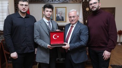 Aksaray’da geçtiğimiz günlerde yüklü miktarda para bulan gençleri Aksaray Valisi