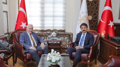 Kırşehir Valisi Murat Sefa Demiryürek, Aksaray Valisi’ni makamında ziyaret etti.