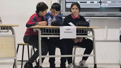 Ağaçören’de ortaokullar arasında düzenlenen “Bilgi Kazansın” yarışması, öğrencilerin kıyasıya mücadelesine