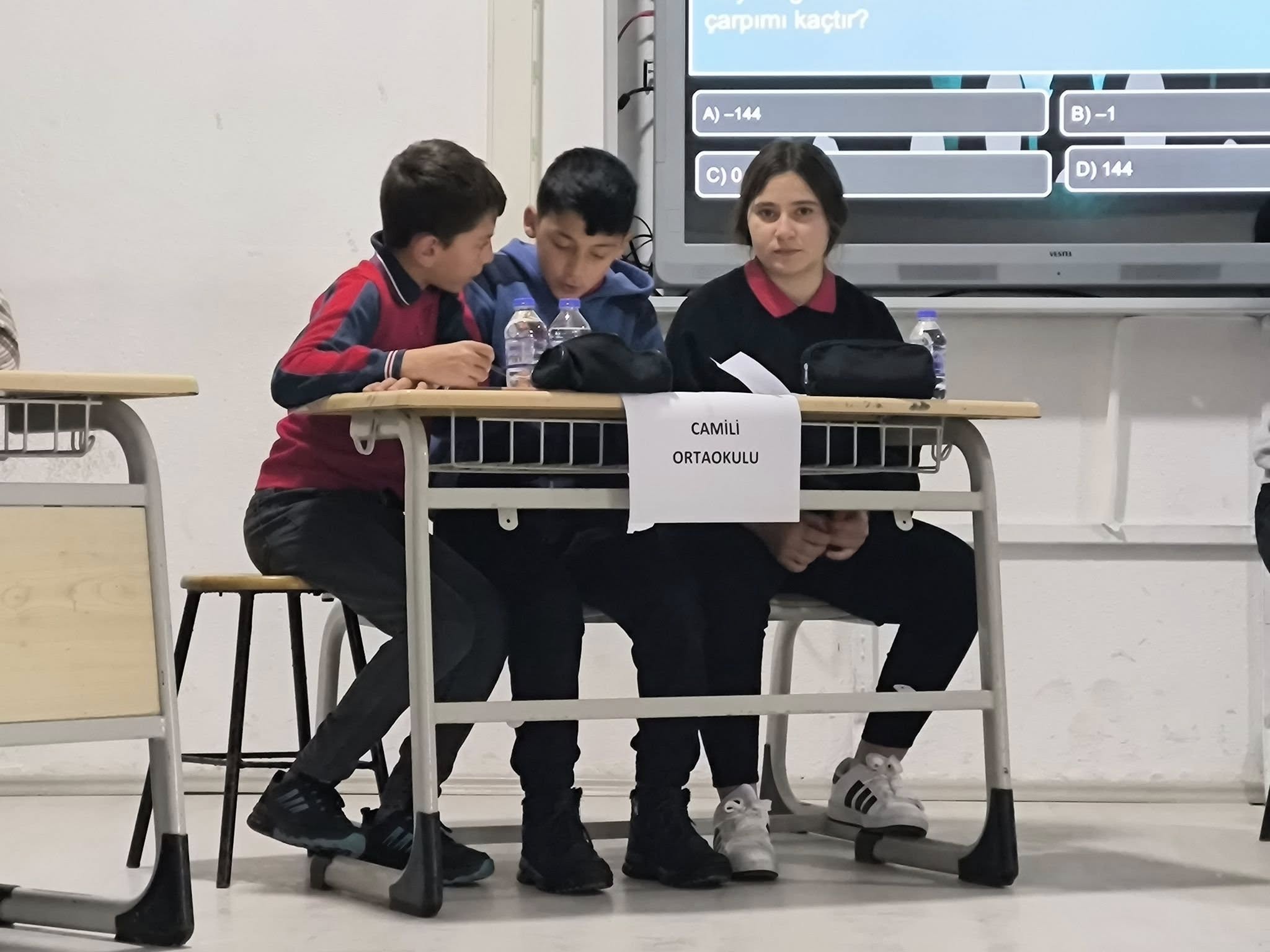 Ağaçören’de ortaokullar arasında düzenlenen “Bilgi Kazansın” yarışması, öğrencilerin kıyasıya mücadelesine