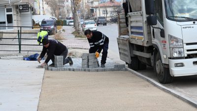 Aksaray Belediyesi, şehrin farklı noktalarında yol yenileme çalışmalarını aralıksız sürdürüyor.