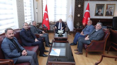 Eskil Belediye Başkanı Mustafa Zavlak, Eskil Eğitim Derneği yöneticileriyle birlikte