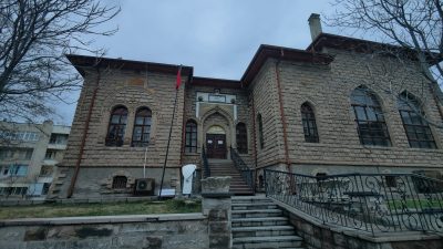 Aksaray’da Ulu Camii’nin yanında bulunan Aksaray Halk Kütüphanesi, 99 yıldır