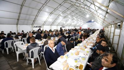 Aksaray Belediyesi tarafından şehrin iki farklı noktasında kurulan iftar çadırları