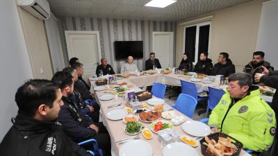 Aksaray Valisi Mehmet Ali Kumbuzoğlu, gece mesaisindeki polislerle sahur yaptı
