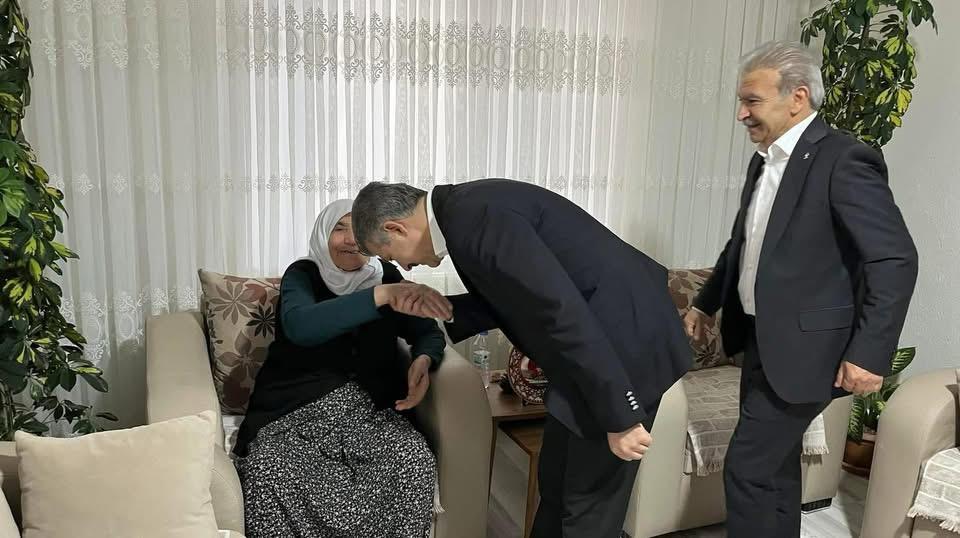 AK Parti Milletvekili el öptü çiçek verdi; Minnettarlığını dile getirdi!