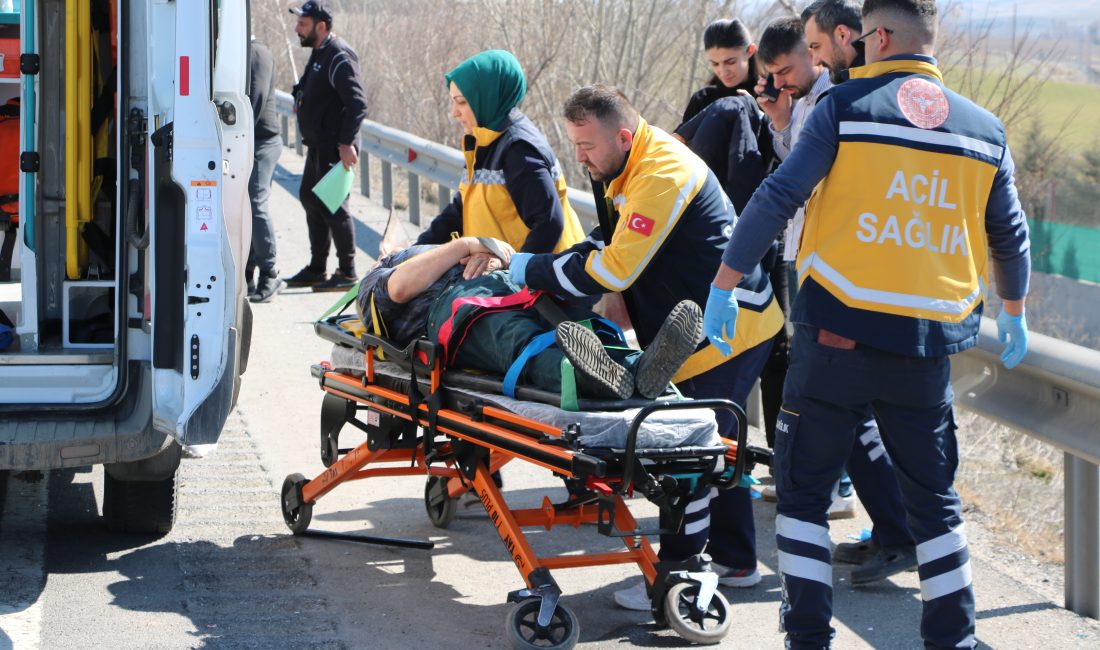 Yozgat'ta iki otomobilin çarpışması sonucu yaralanan 5 kişi hastaneye kaldırıldı.