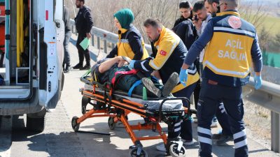 Yozgat'ta iki otomobilin çarpışması sonucu yaralanan 5 kişi hastaneye kaldırıldı.