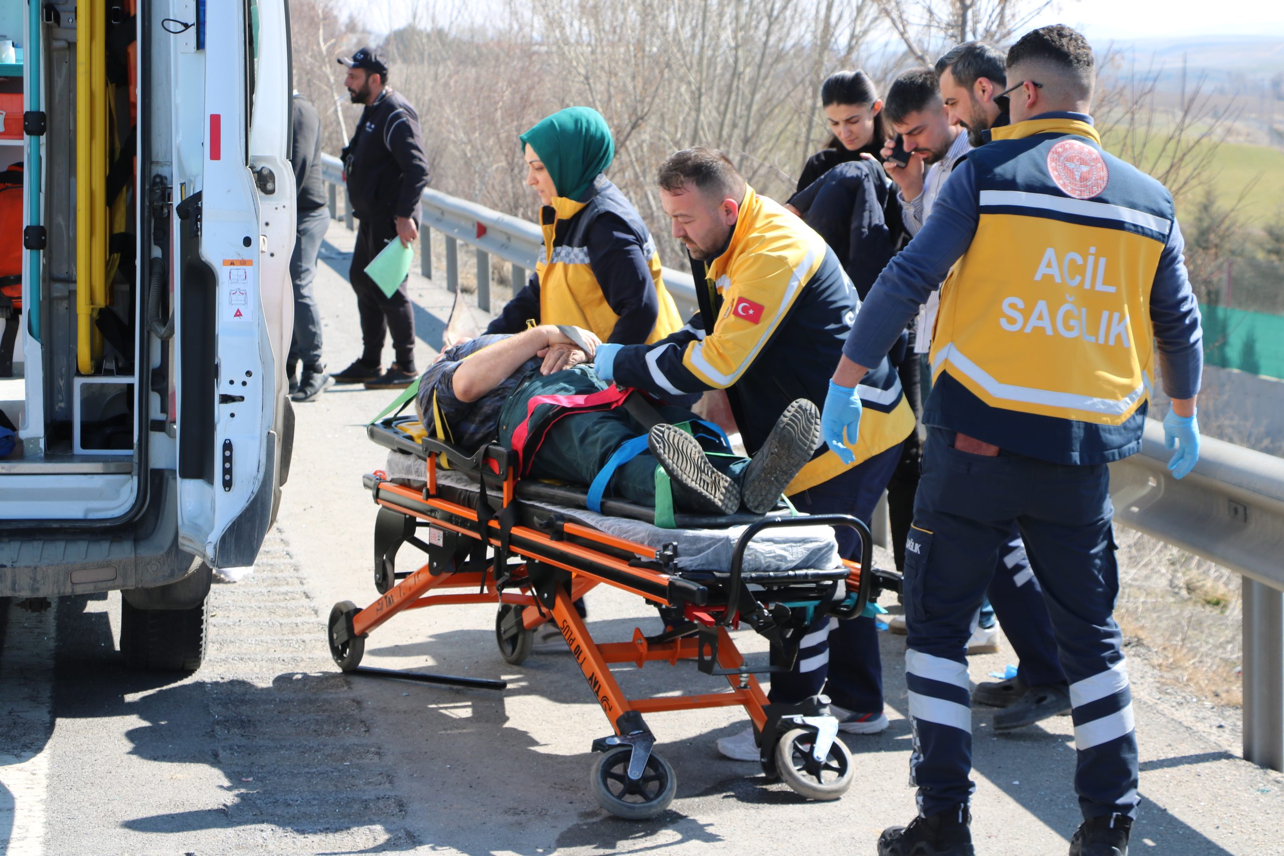 İki otomobil çarpıştı, 5 kişi yaralandı
