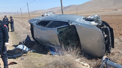 Karaman'da otomobilin devrilmesi sonucu 1 kişi öldü, 1 kişi yaralandı.