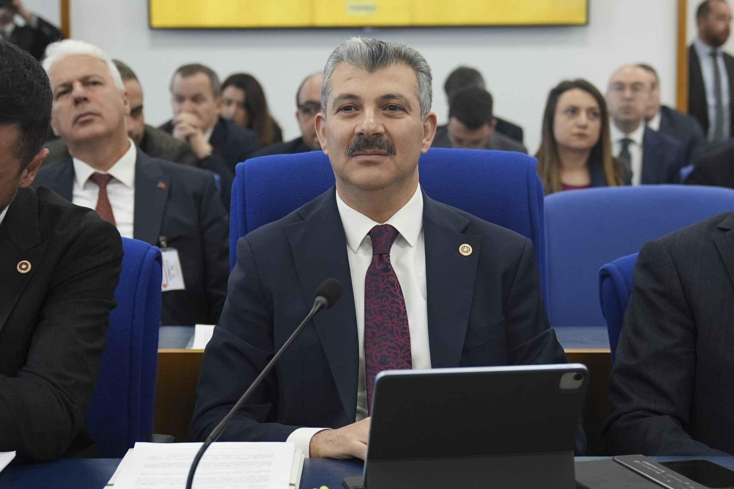 Emekli bayram ikramiyesinin yükseltilmesine yönelik düzenlemeyi de içeren kanun teklifi,
