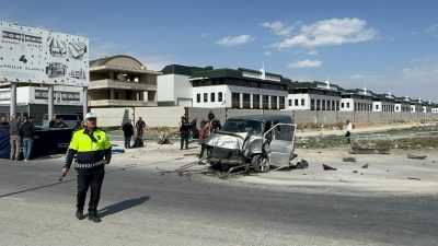Konya’da tır ile minibüsün çarpışması sonucu 1 kişi yaşamını yitirdi,