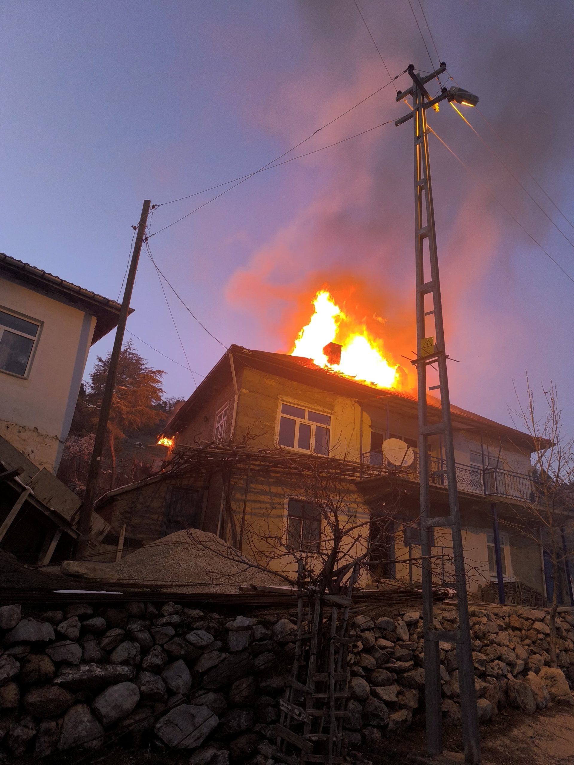 Bir evde çıkan yangın hasara neden oldu