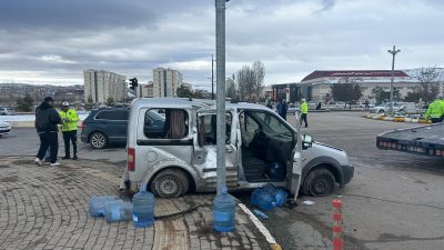 Sivas'ta hafif ticari araç ile otomobilin çarpıştığı kazada yaralanan