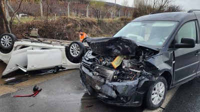 Konya’nın Akşehir ilçesinde kamyonetin otomobile çarpması sonucu 3 kişi yaralandı.