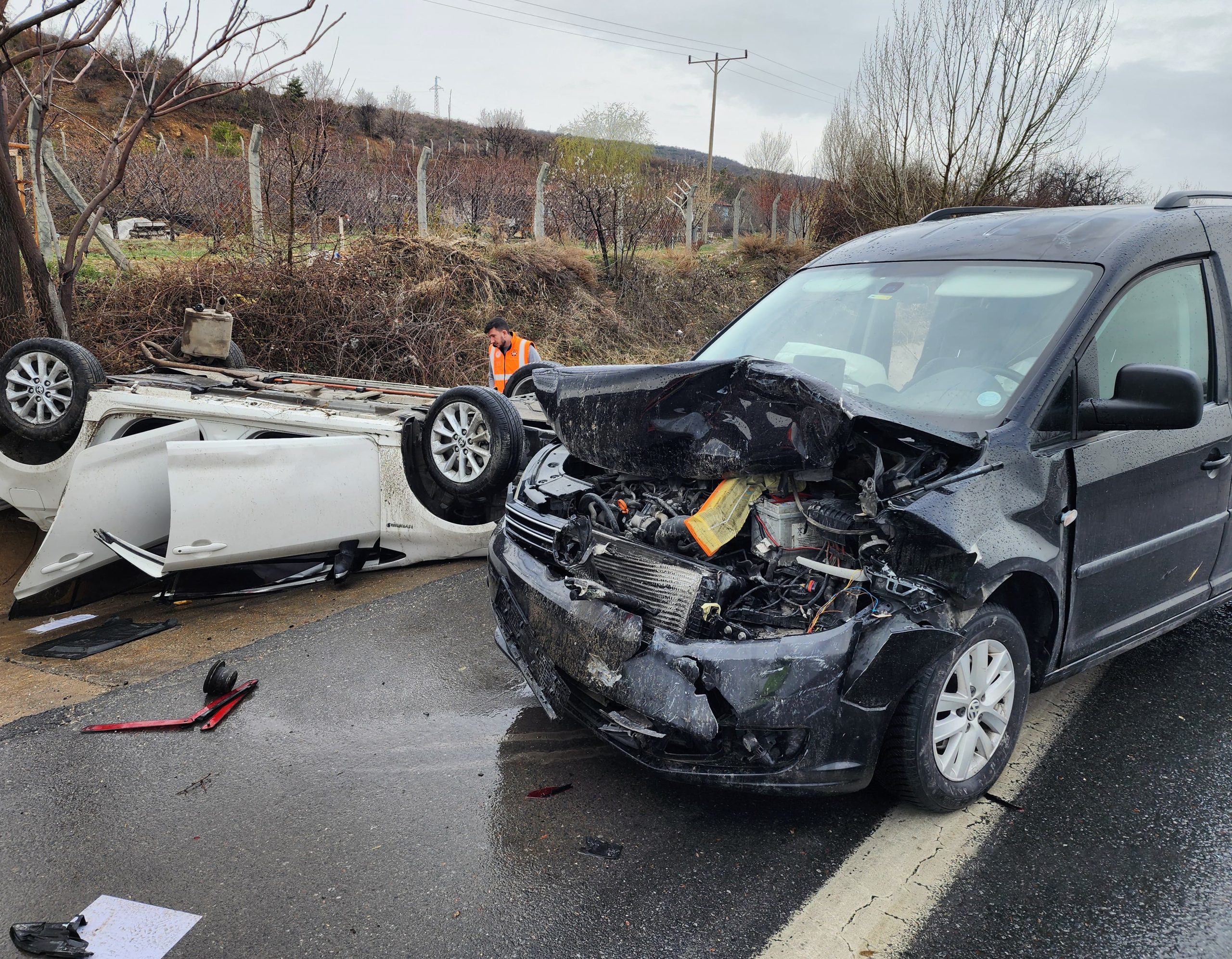 Kamyonetin otomobile çarpması sonucu 3 kişi yaralandı