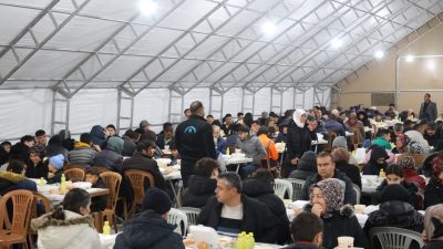 Aksaray’da binlerce kişi Ramazan ayının ilk iftarını birlikte açtı. Başkan