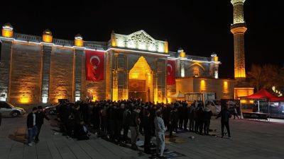 Aksaray’da Kadir Gecesinde tarihi Ulu Cami doldu, taştı.