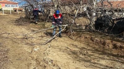 Ağaçören Belediyesi ekipleri, Yeni Şabanlı Mahallesi’nde yol temizleme ve ağaç