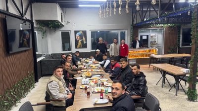 Ağaçören Belediye Başkanı Kemal Salman, belediye personeliyle iş bitiminde sahur