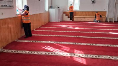 Ağaçören Belediyesi, yaklaşan bayram öncesinde ilçedeki camilerin temizliği için kapsamlı