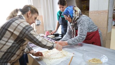 Aksaray Belediyesi’nin AKMEK kurslarında, kadınlar hem lezzetli yiyecekler hazırlayıp hem