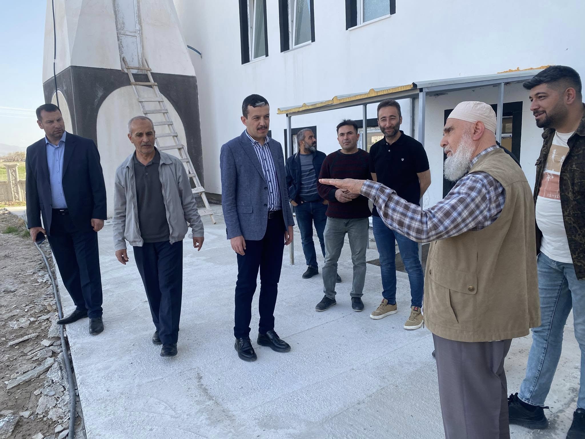 AK Parti heyeti mahalle mahalle geziyor