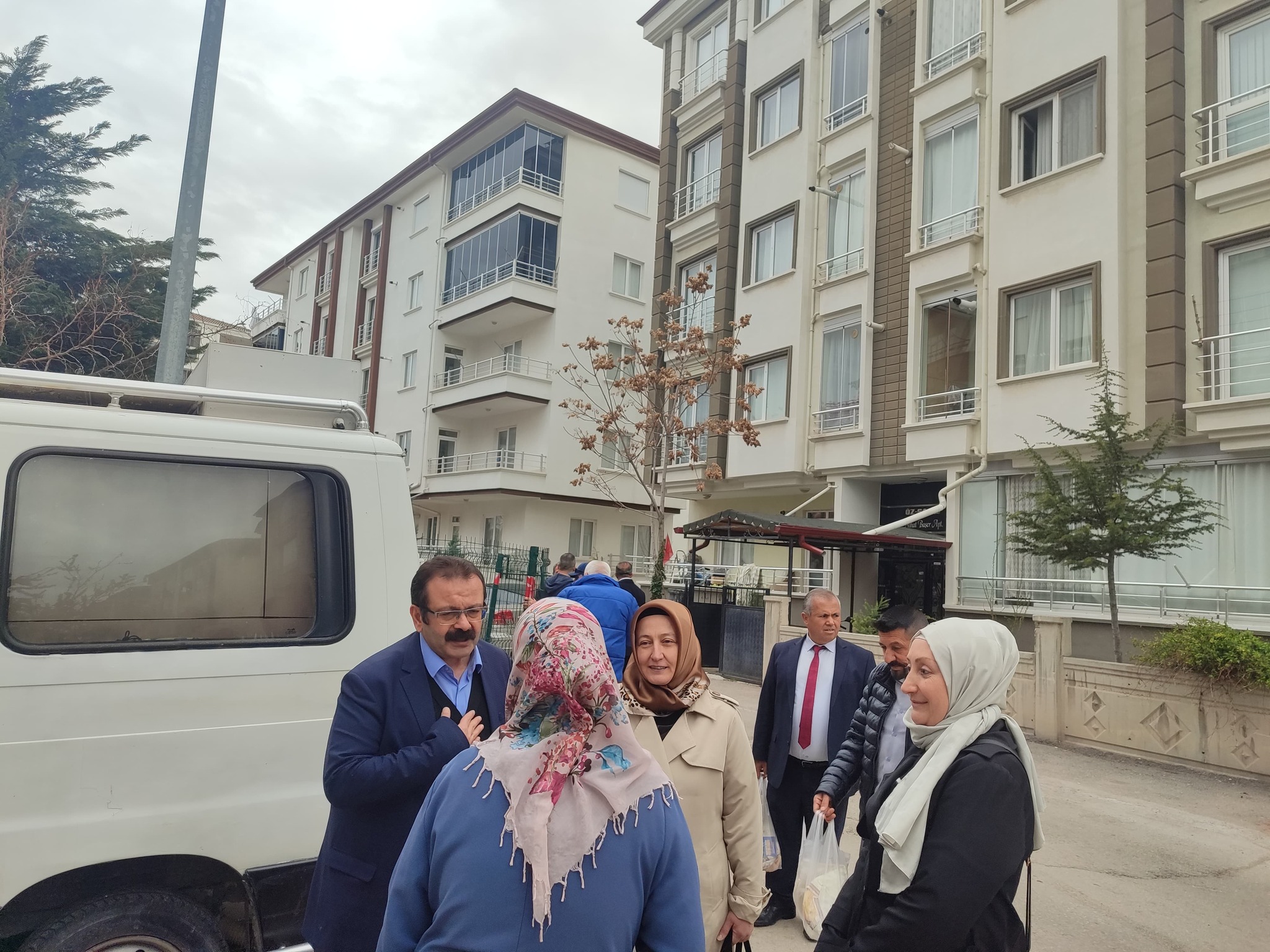 Ak Parti çat kapı kapıları çalmaya devam ediyor