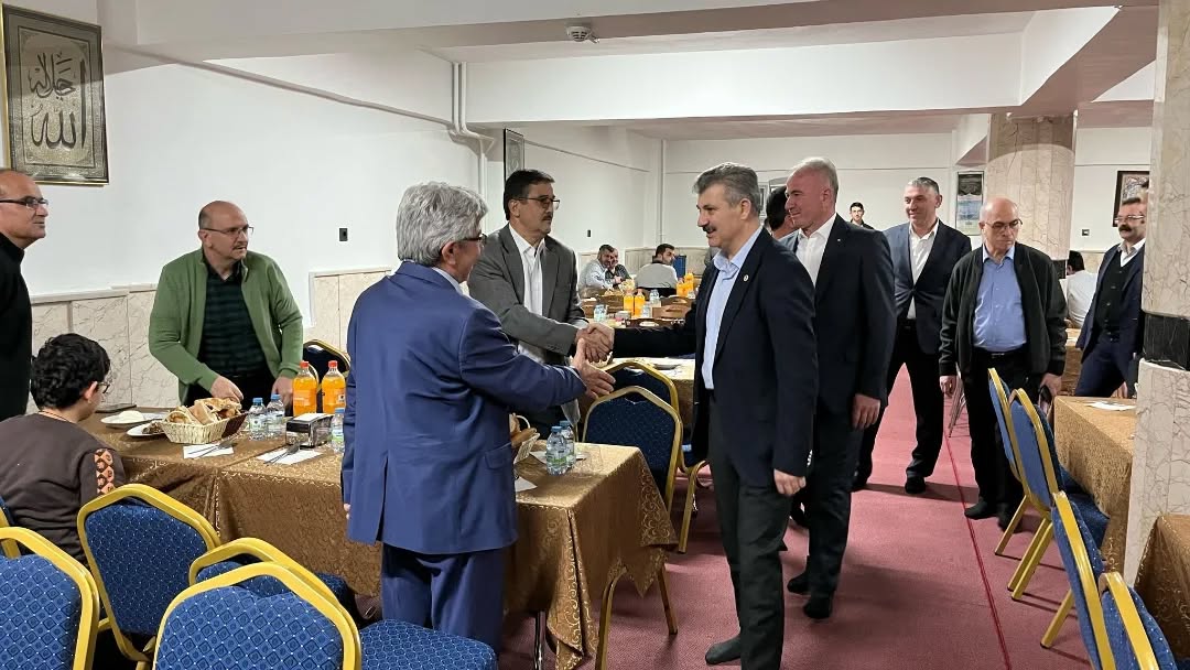 AK Parti Aksaray heyeti hafızlarla iftar sofrasına oturdu!