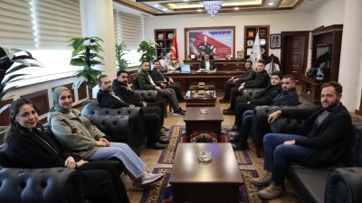 AK Parti Gençlik Kolları İl Başkanı Furkan Koyuncu ve beraberindeki